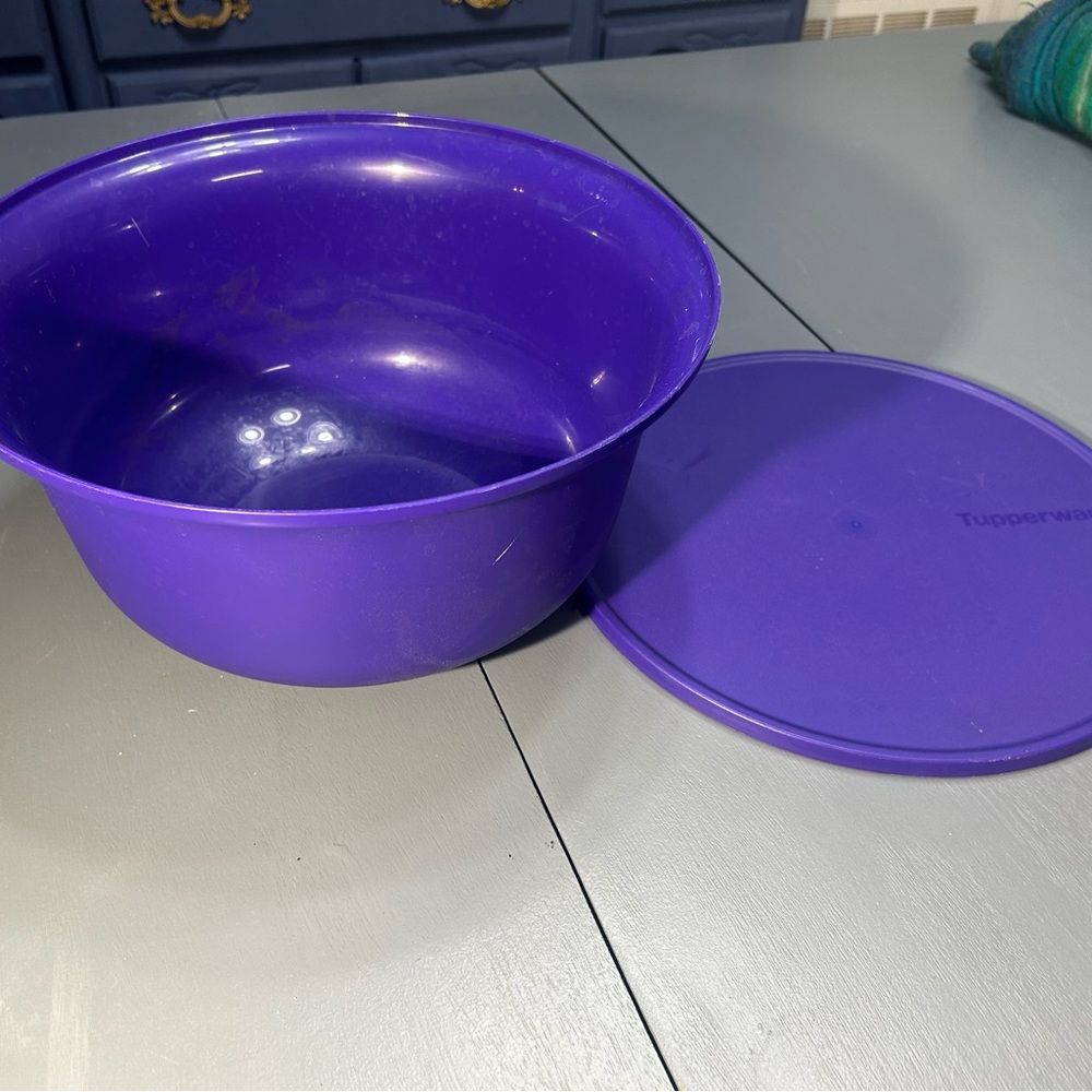 Purple Tupperware Bowl with Lid 31 3/4 cup size